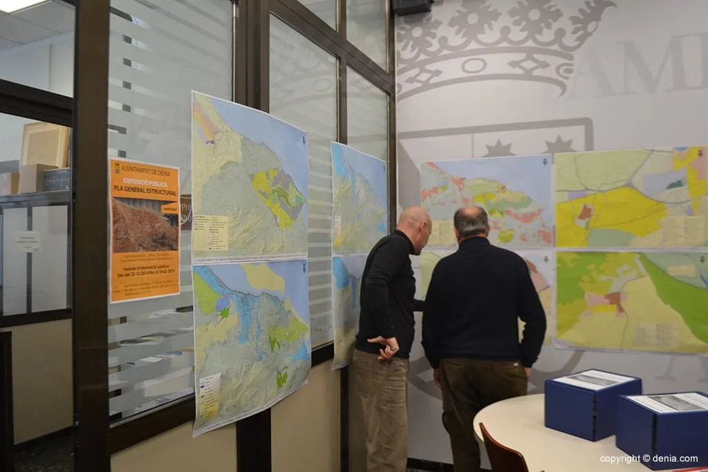 Los vecinos ya pueden ver el Plan Estructural en el ayuntamiento 1 Vecinos consultando el Plan Estructural