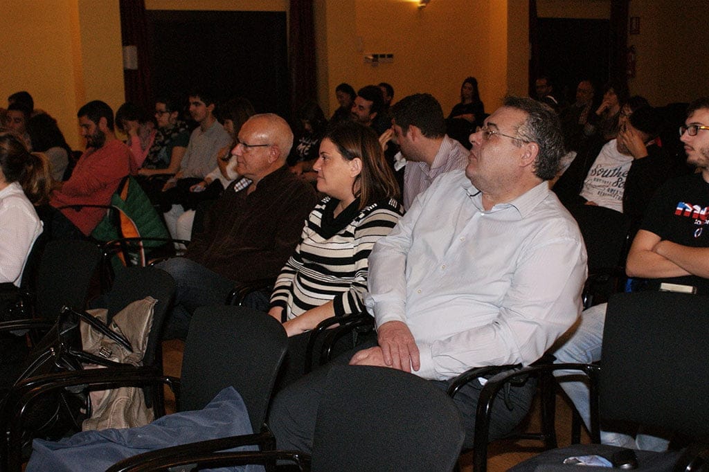 Los jóvenes socialistas demandan más becas laborales y participación en la política local 2 El líder de los socialista Vicent Grimalt inauguró la jornada