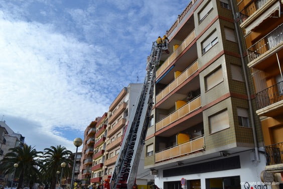 bomberos retirando un azulejo