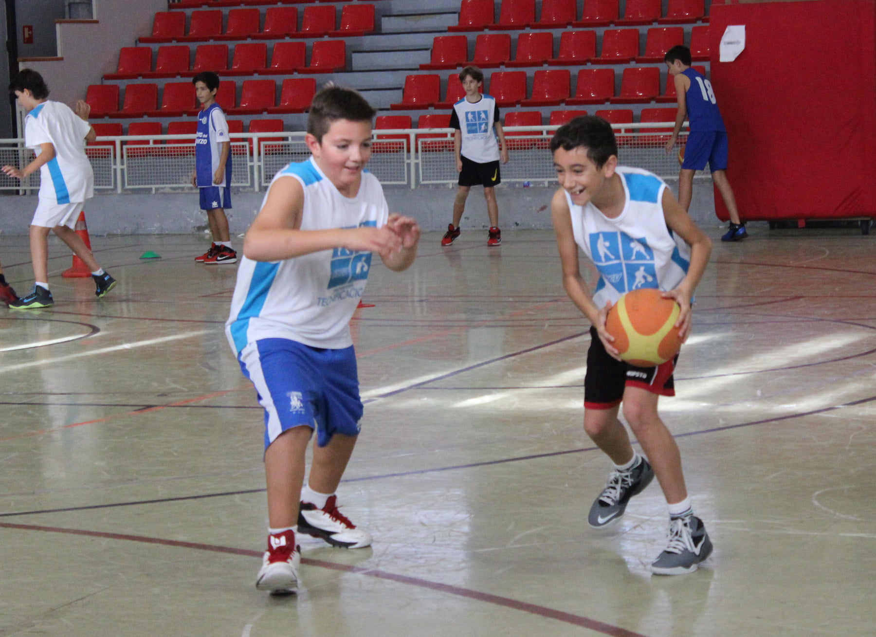 jóvenes jugadores de baloncesto