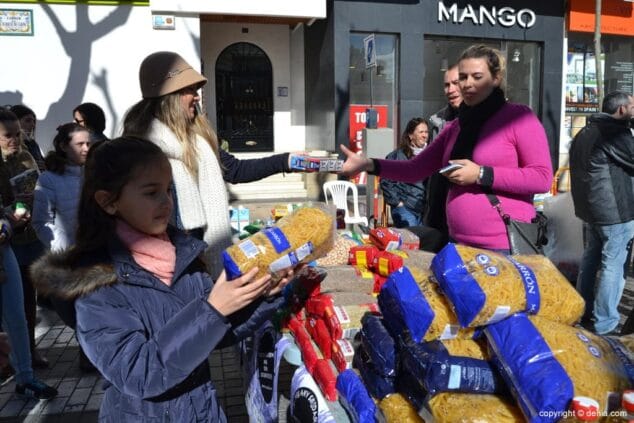 Las peñas festeras superan los 1.000 kilos de alimentos recogidos en el Mig Any Solidari 2 04 Mig Any Solidari Festes de Dénia Carla y Candela