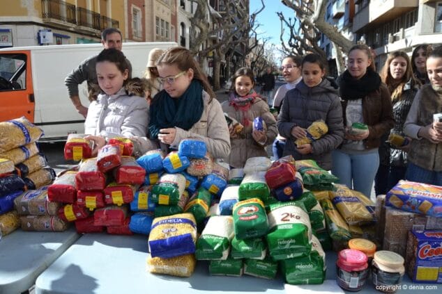 Las peñas festeras superan los 1.000 kilos de alimentos recogidos en el Mig Any Solidari 10 06 Mig Any Solidari Festes de Dénia donación de las cortes