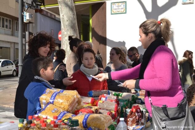 Las peñas festeras superan los 1.000 kilos de alimentos recogidos en el Mig Any Solidari 12 08 Mig Any Solidari Festes de Dénia donaciones anónimas