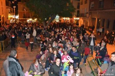 Carteros reales en Dénia – Miles de personas esperando