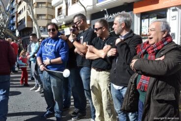Mig Any Solidari Festes de Dénia – Miembros de las peñas desfilando