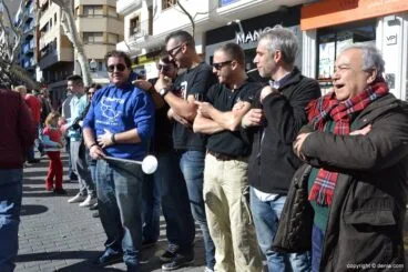 Mig Any Solidari Festes de Dénia – Miembros de las peñas desfilando