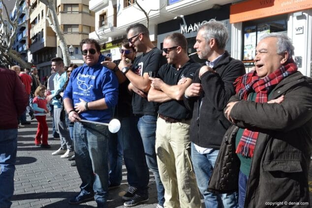 Las peñas festeras superan los 1.000 kilos de alimentos recogidos en el Mig Any Solidari 24 19 Mig Any Solidari Festes de Dénia Miembros de las peñas desfilando