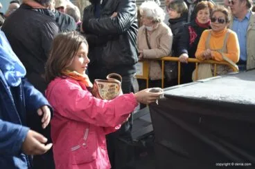 Una niña y su hamster en la bendición de animales de Dénia