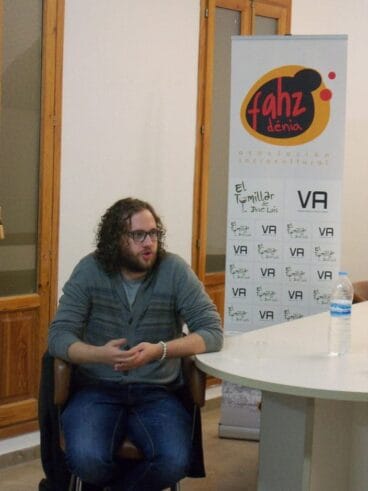 Adrian Oliver en una charla