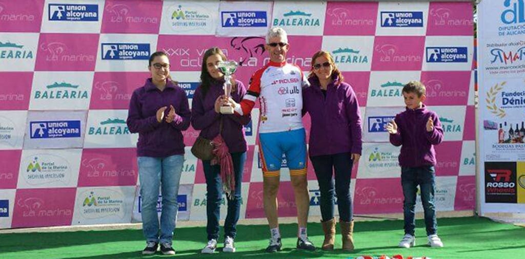 Alberto Bertrian lidera la clasificación Máster 60 de la Volta a la Marina 1 Alberto Bertrian en el podium de Altea
