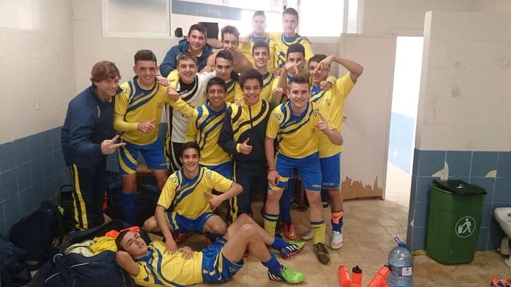 El CD. Dénia Juvenil B líder tras vencer en Algemesí (2-4) 1 Alegría en el vestuario dianense