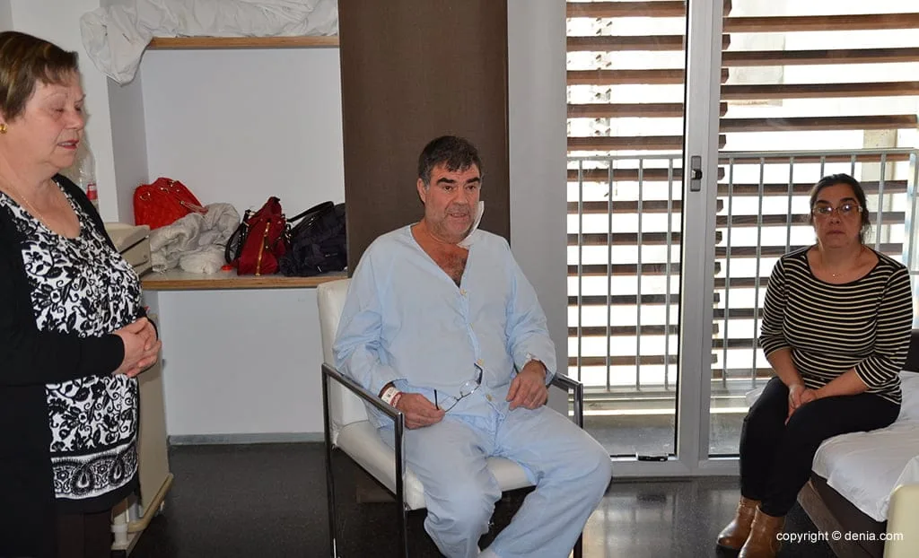 Amadeo Alemany sentado en su habitación