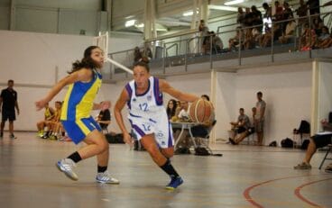 Anna Paula defendiendo a una rival