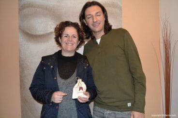 Arantxa con el premio de Centre Fisiobioestètic