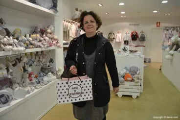 Arantxa con el regalo de Abu y Tatun