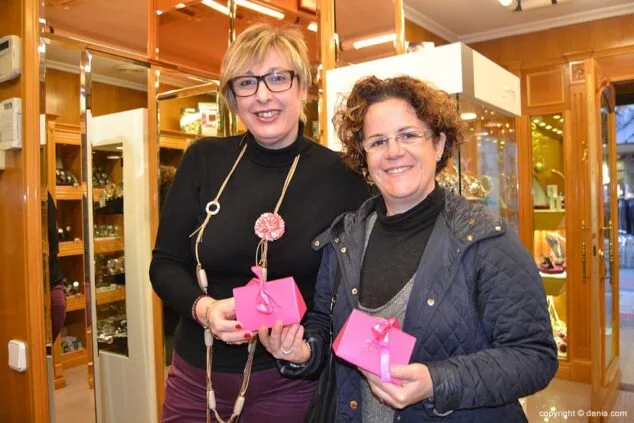 Arantxa con el regalo de Joyería Bonilla