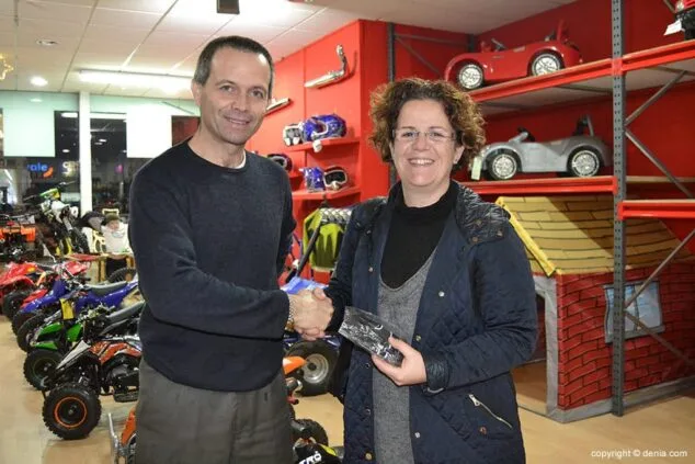 Arantxa con los guantes que le regala Luis de MRA Motorsport