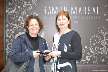 Arantxa recibe unos guantes de Ramón Marsal