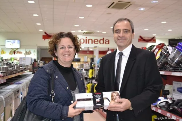 Arantxa recoge su plancha Ufesa de Electrodomésticos Pineda
