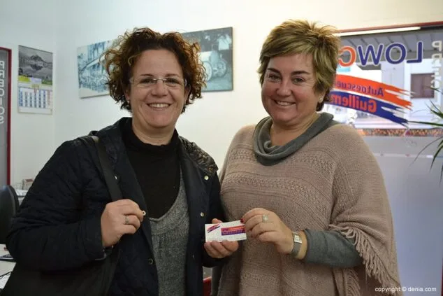 Arantxa recoge su premio de Autoescuela Guillem