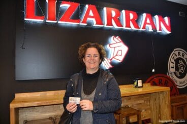 Arantxa recoge su premio en Lizarran