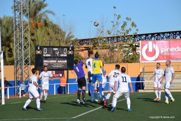 Balón sobre el área del Sueca