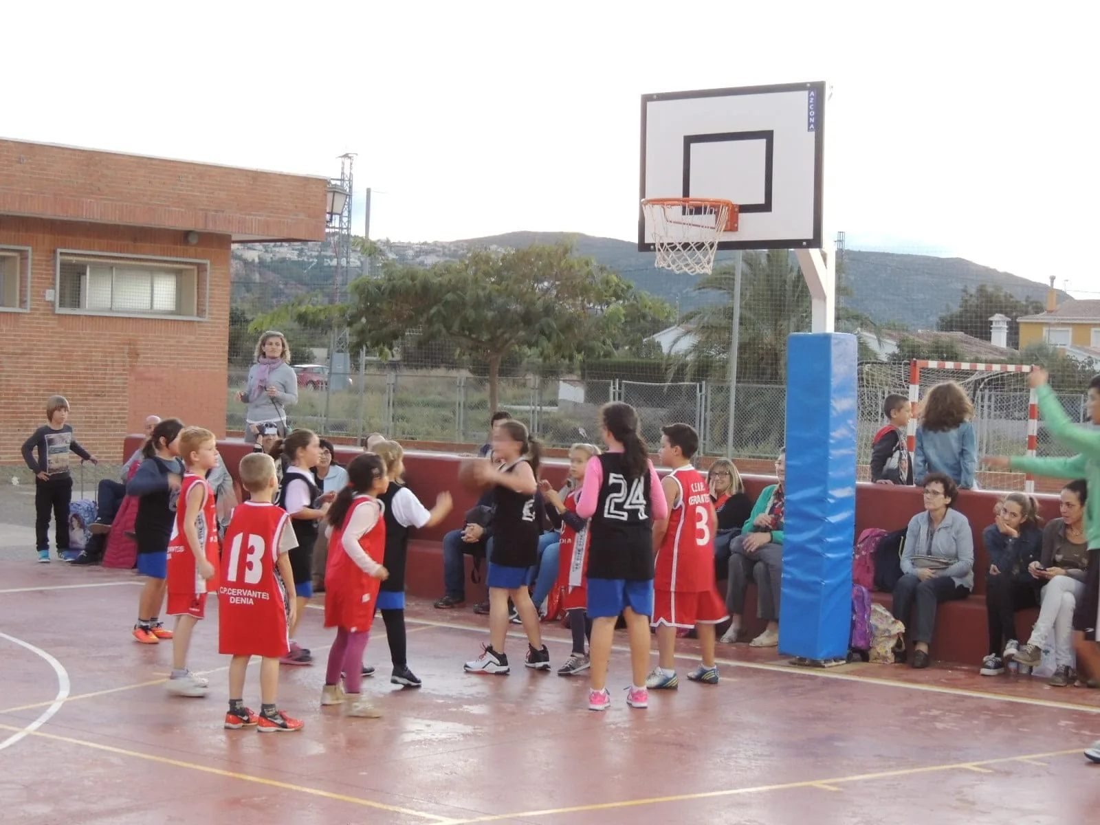 Benjamines del Pou y Paidos durante un partido