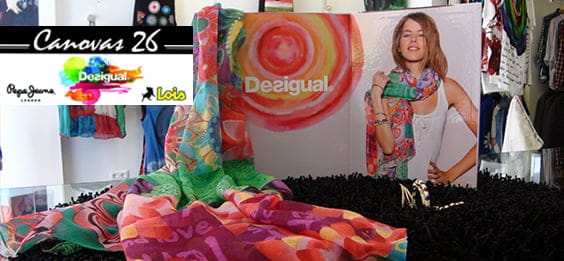 Canovas 26, pañuelo y conjunto de pulseras de Desigual