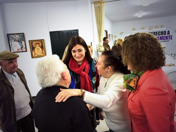 Carmen Montón saludando a  varias mujeres