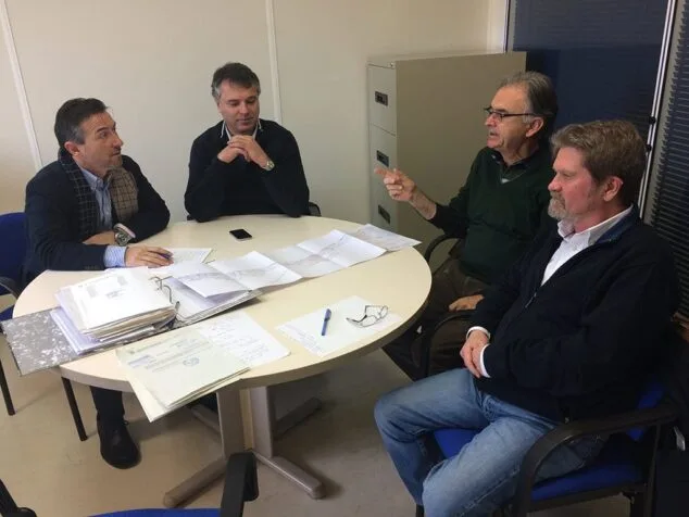 Chelet con vecinos afectados por la Ley de Costas