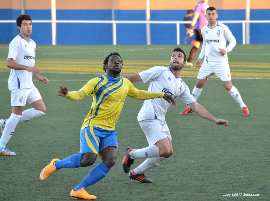 El CD. Dénia quiere mantener su buena racha ante el Contestano 1 Faye controlando el balón