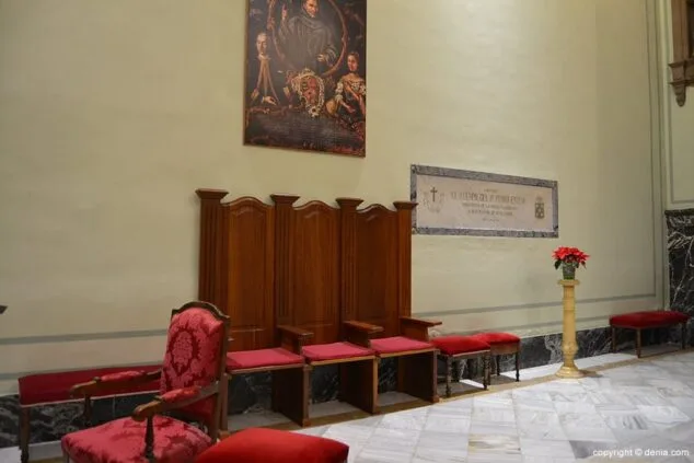 Iglesia de Nuestra Señora de la Asunción lateral del altar