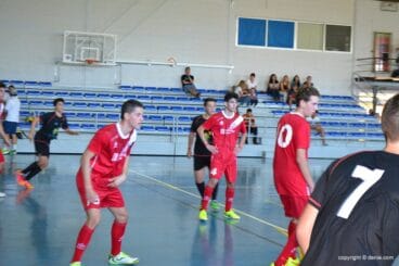 Jugadors del Paidos en tasques defensives