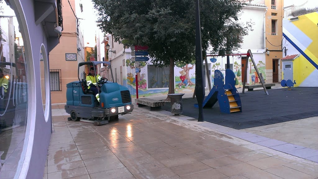 La fregadora realizando su trabajo en las calles,