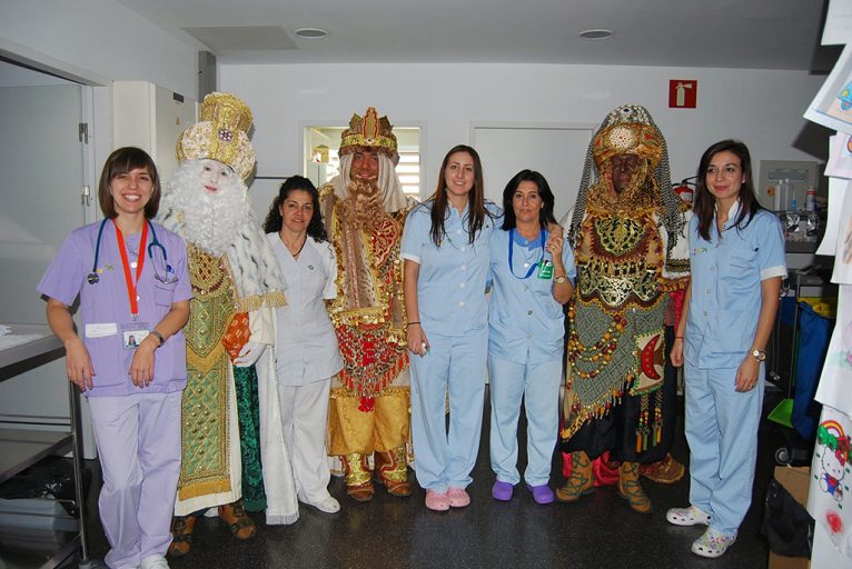 Los Reyes Magos con el personal del Hospital