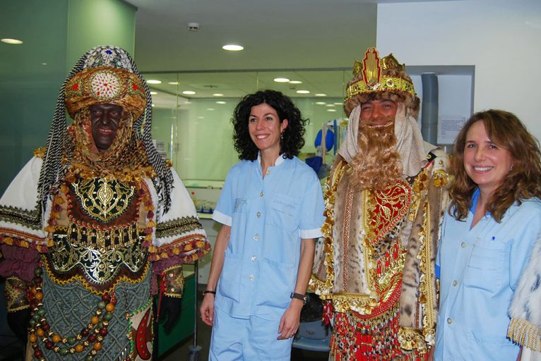 Los Reyes con enfermeras