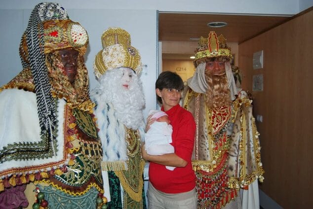 Los Reyes con los recién nacidos