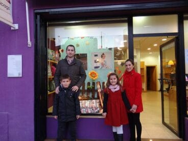 Los cargos de la Falla Oeste frente al escaparate infantil