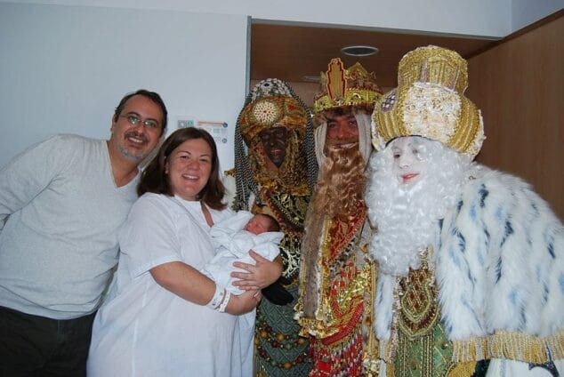 Melchor Gaspar y Baltasar con los recién nacidos