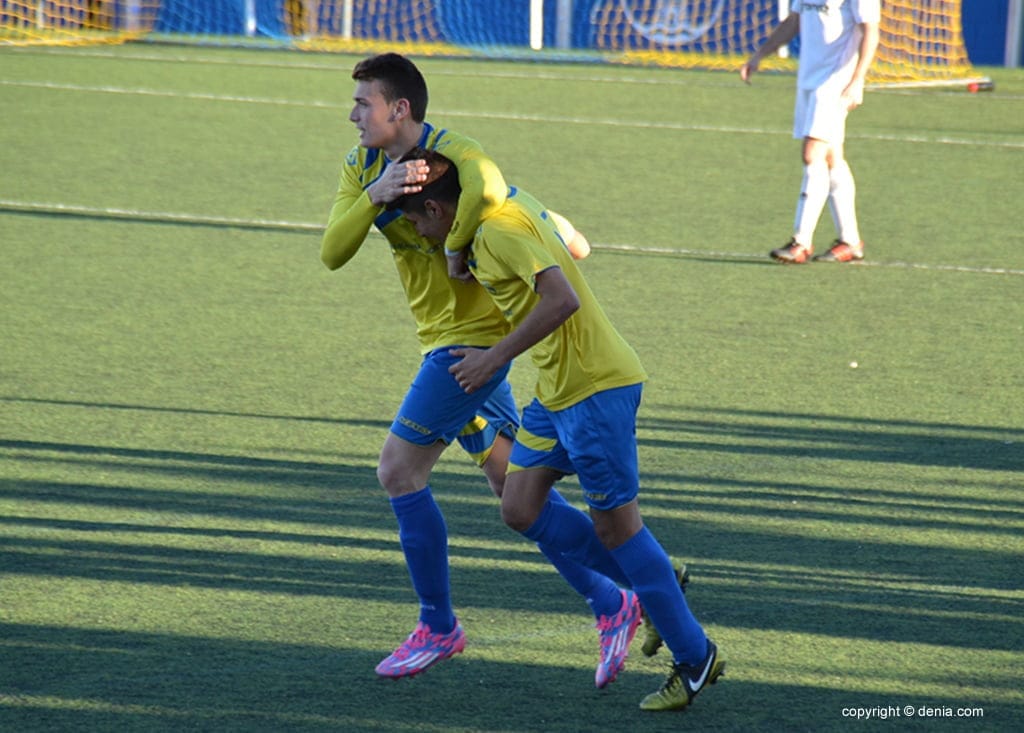 Michael felicita a Souhe tras su gol