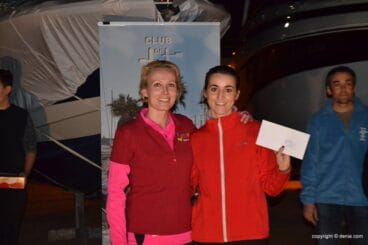 Neus Costa con el vale para la prueba de esfuerzo