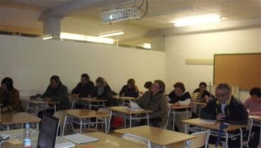 Padres durante una sesión de la Escuela de Padres