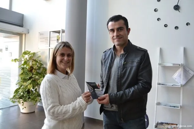 Pedro con su pase al Centro Deportivo Dénia