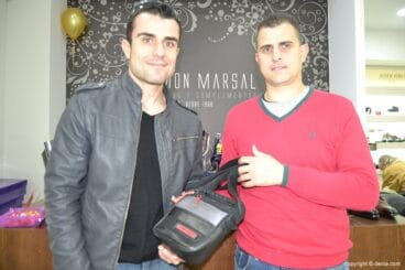 Pedro recogiendo el bolso de Ramón Marsal