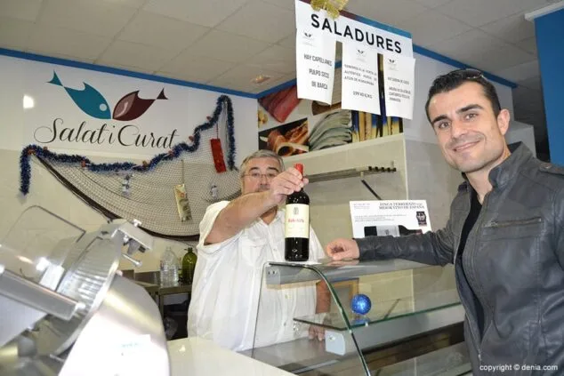 Pedro recogiendo su botella de vino de Salat i Curat