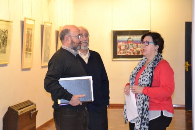 Pepa Sivera comtemplando las obras expuestas1