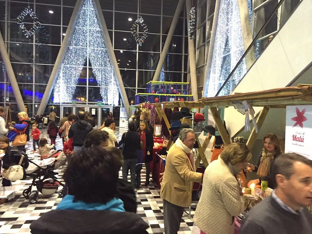 El mercado artesanal de la Estación Marítima tendrá continuidad todo el año 1 Puestos del Mercadet de la Llum