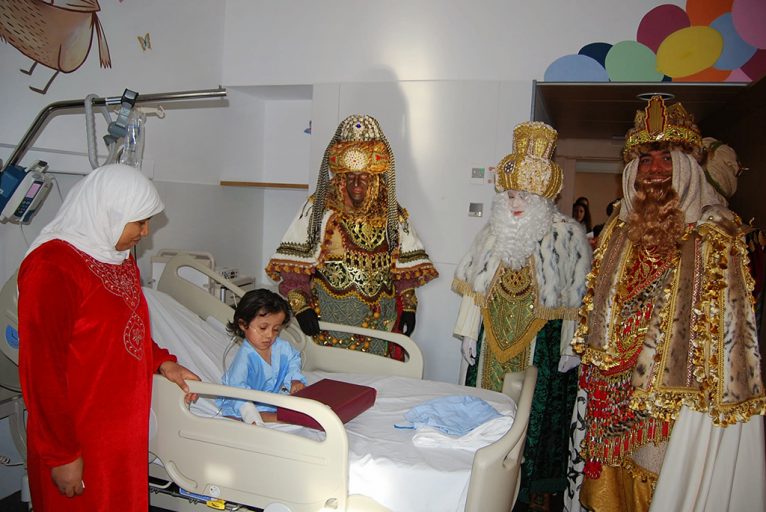 Regalos de los Reyes Magos a los pacientes del Hospital