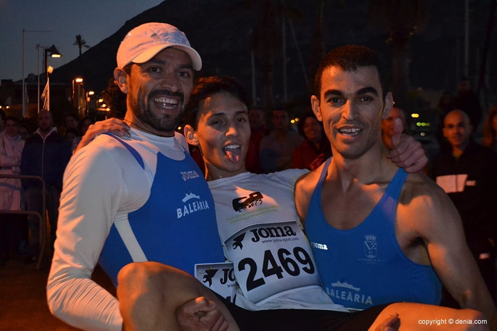 Said Day y Cristian Ferreyra levantando a Siro Piña