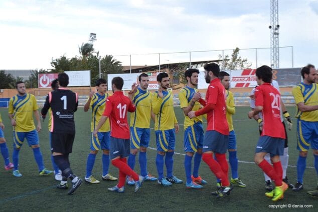 Saludos entre jugadores antes de un partido